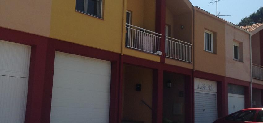 Exterior Estilo tradicional Color marron, ocre, marron, blanco  diseñado por tot-pintur | Gremio | Copyright Trabajo de pintura en fachada: limpieza de fachada, reparación de grietas, fijación de la misma y aplicación de pintura plastica exterior