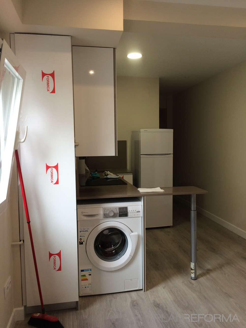 Cocina style moderno color beige, beige, blanco  diseñado por Lucrezia Arrias | Arquitecto 