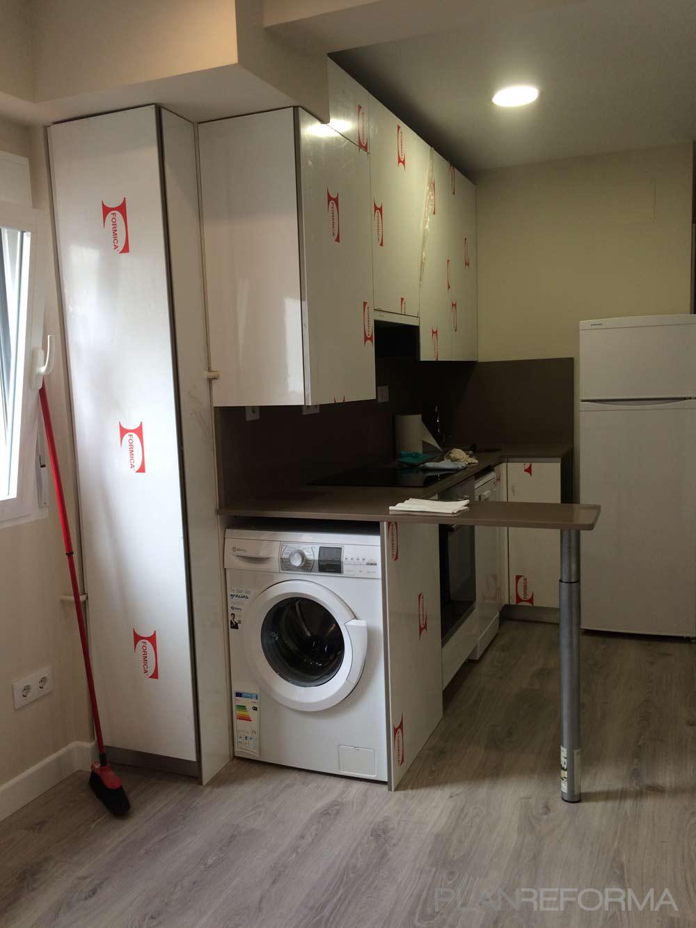 Cocina, Salon style moderno color beige, beige, marron, blanco  diseñado por Lucrezia Arrias | Arquitecto 