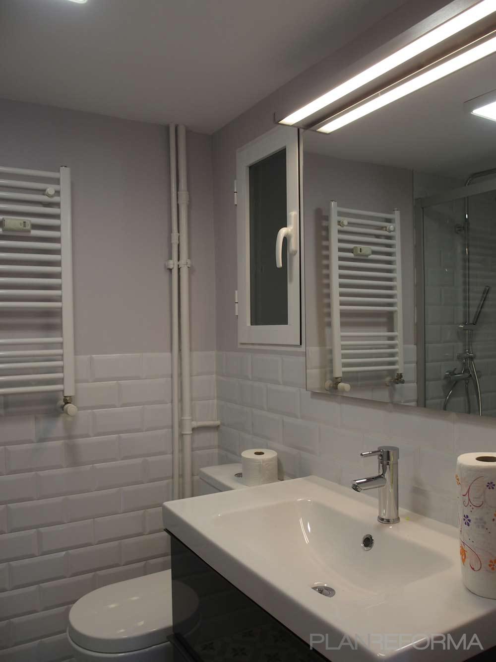 Baño style eclectico color blanco, gris, gris  diseñado por Lucrezia Arrias | Arquitecto 