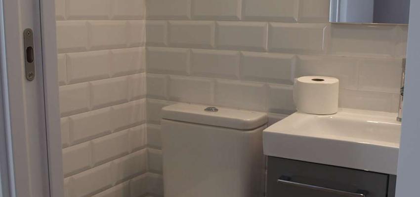 Baño style vintage color azul cielo, blanco, gris, negro  diseñado por Lucrezia Arrias | Arquitecto 