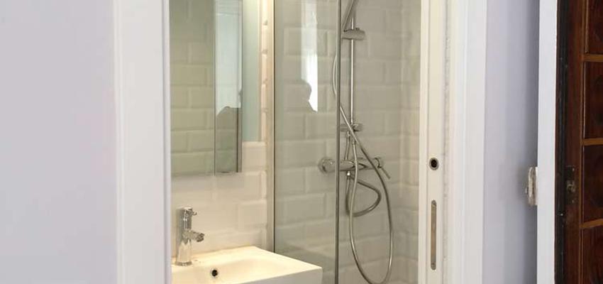 Baño style vintage color blanco, gris, gris  diseñado por Lucrezia Arrias | Arquitecto 