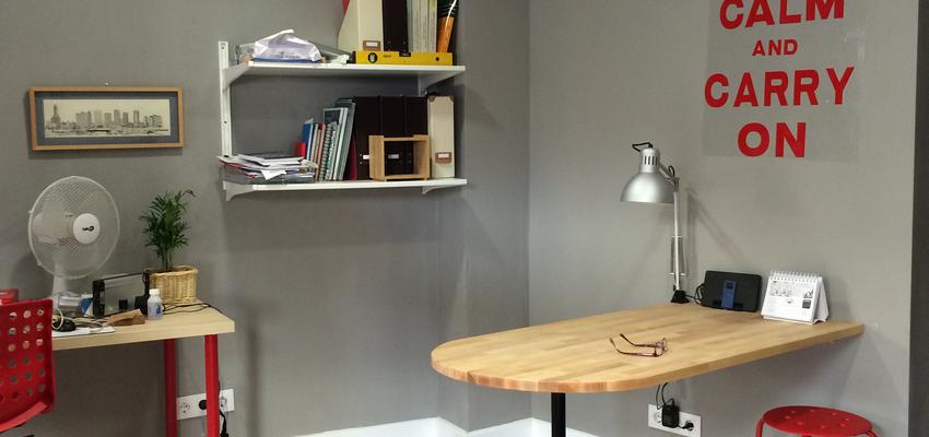 Oficina style moderno color rojo, beige, blanco, gris  diseñado por Lucrezia Arrias | Arquitecto 