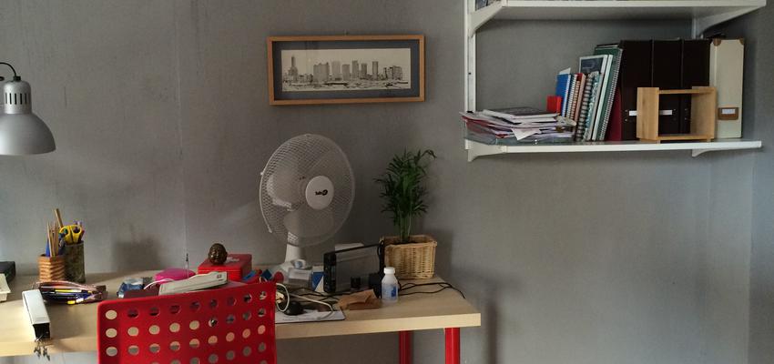 Oficina style moderno color rojo, beige, blanco, gris  diseñado por Lucrezia Arrias | Arquitecto 