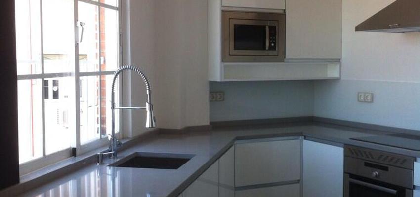 Cocina style moderno color blanco, gris, plateado  diseñado por Lucrezia Arrias | Arquitecto 