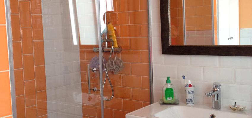 Baño style contemporaneo color ocre, amarillo, blanco  diseñado por Lucrezia Arrias | Arquitecto 