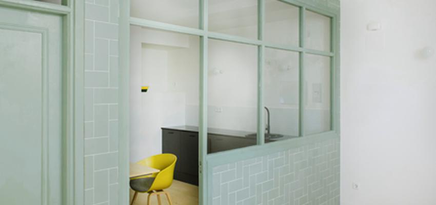 Cocina Estilo moderno Color azul cielo, blanco, dorado  diseñado por Nimú, equipo de diseño | Interiorista 