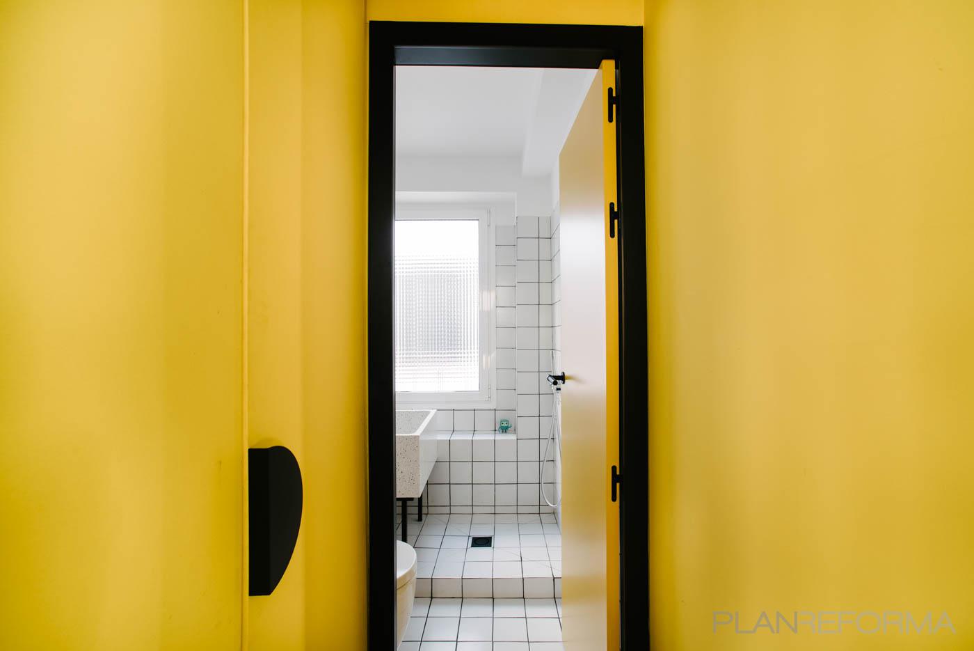 Baño Estilo moderno Color blanco, negro, dorado