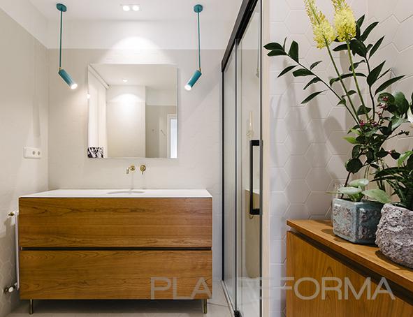 Baño Estilo contemporaneo Color turquesa, marron, blanco