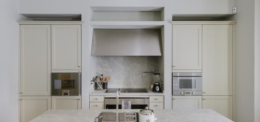 Cocina Estilo contemporaneo Color beige, blanco, plateado  diseñado por Nimú, equipo de diseño | Interiorista | Copyright Fotos de Nimú, equipo de diseño