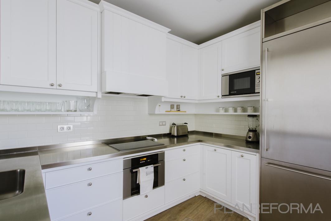 Cocina Estilo contemporaneo Color marron, blanco, plateado