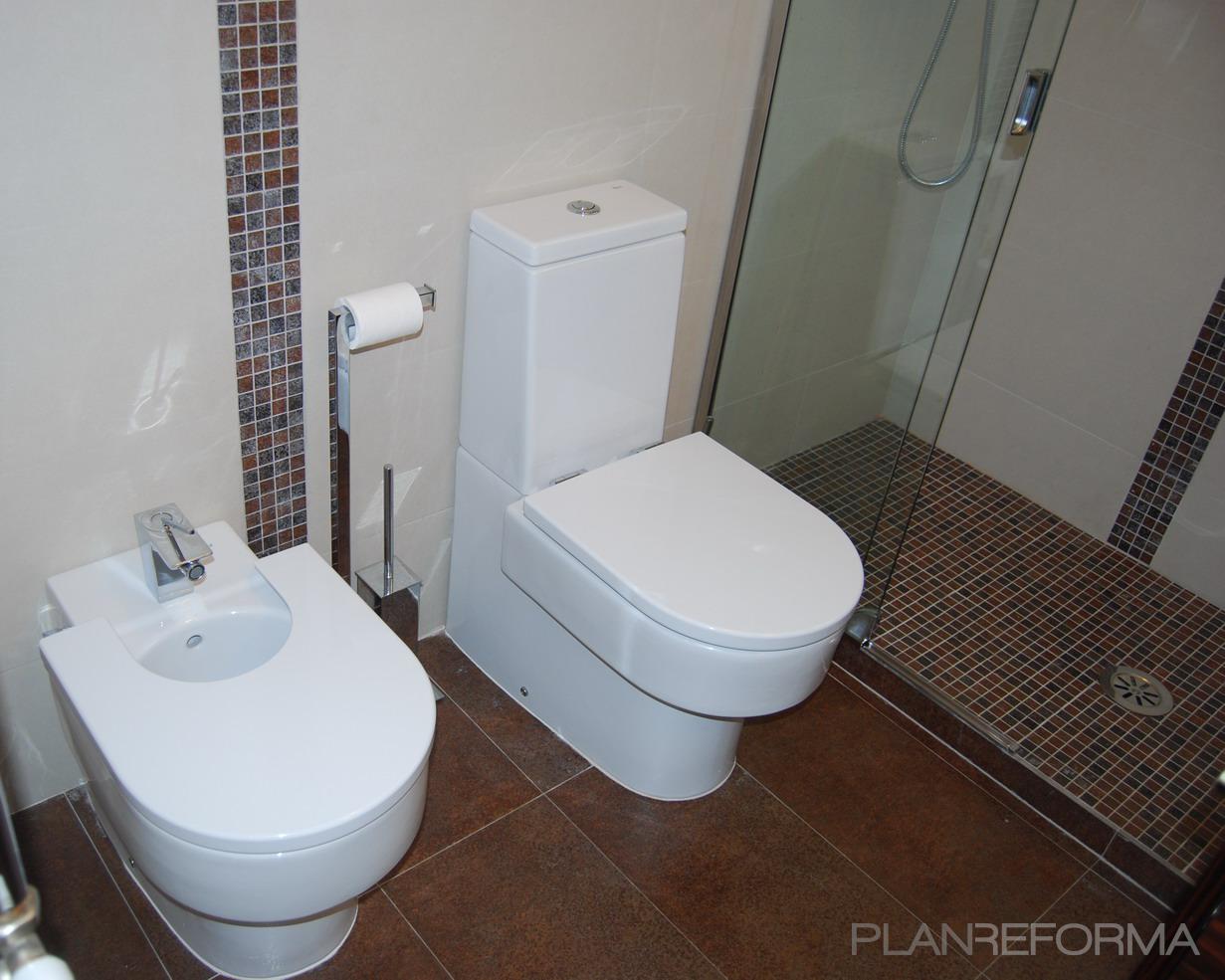 Baño Estilo mediterraneo Color beige, marron, blanco  diseñado por Renovalium | Gremio | Copyright Soy el propietario