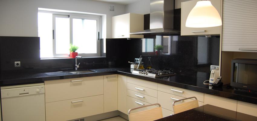 Cocina Estilo moderno Color azul oscuro, beige, blanco, gris, negro  diseñado por Renovalium | Gremio | Copyright Soy el propietario