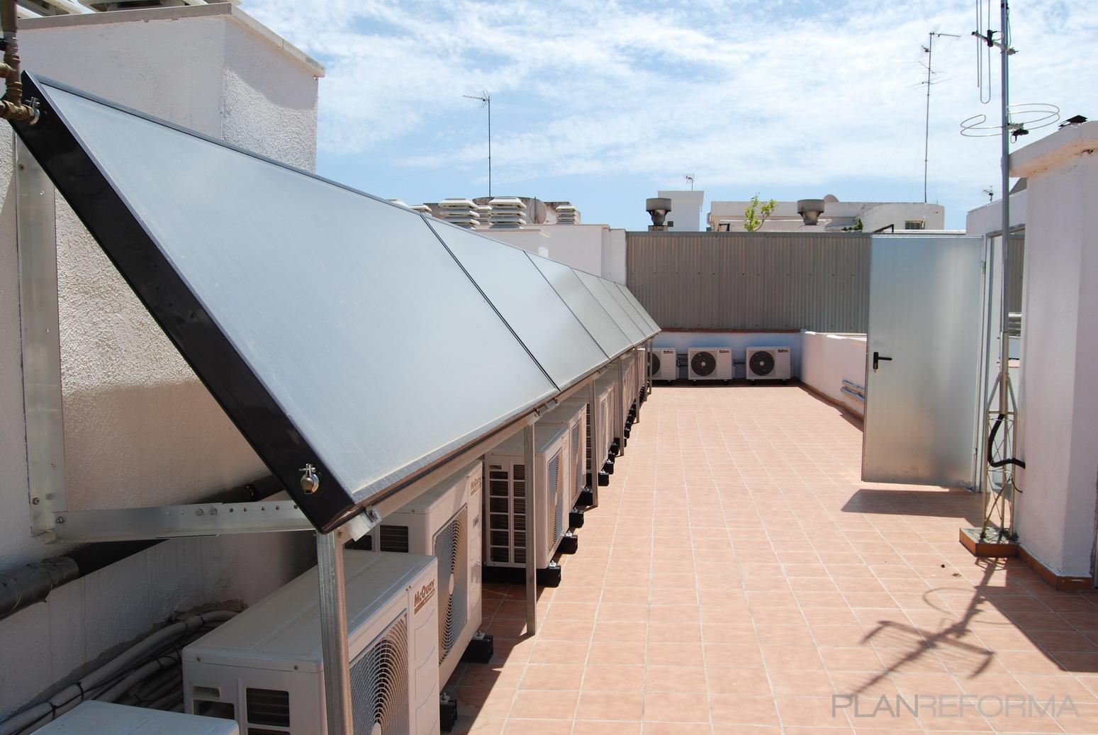 Exterior Estilo vanguardista Color marron, blanco  diseñado por Renovalium | Gremio | Copyright Soy el propietario