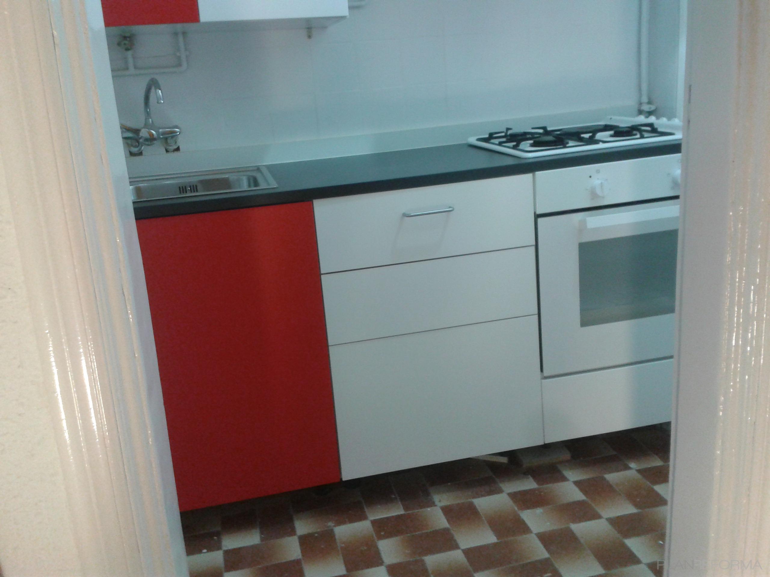 Cocina Estilo tradicional Color rojo, blanco, negro  diseñado por Guillermo Escobar Pulido | Arquitecto Técnico | Copyright mi propiedad
