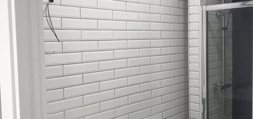 Baño Estilo moderno Color blanco, gris, gris  diseñado por Back Home | Gremio | Copyright BackHome