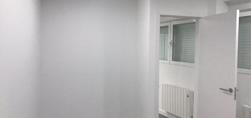 Dormitorio Estilo moderno Color blanco, gris, gris  diseñado por Back Home | Gremio | Copyright BackHome