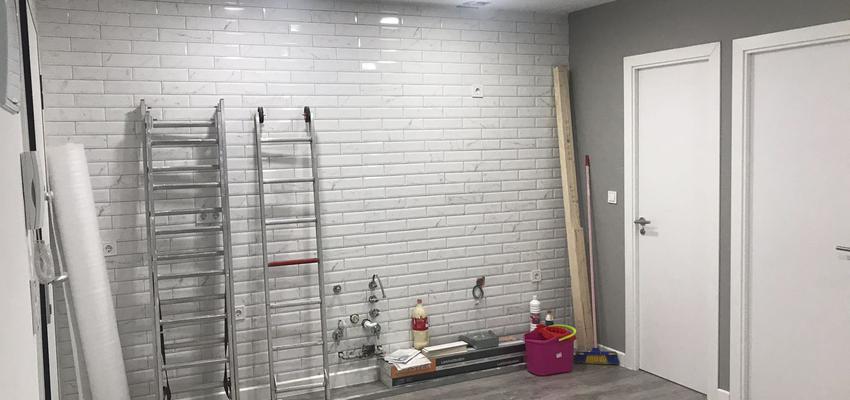 Recibidor Estilo moderno Color blanco, gris, gris  diseñado por Back Home | Gremio | Copyright BackHome