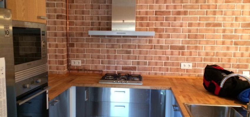 Cocina Estilo moderno Color marron, ocre, plateado  diseñado por Back Home | Gremio | Copyright BackHome