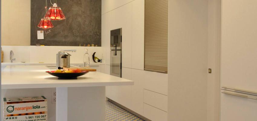 Cocina style vintage color azul oscuro, beige, blanco  diseñado por Rubén Moreno Cristobal | Gremio 