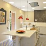 Cocina style moderno color azul, beige, marron, blanco