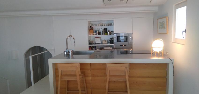 Cocina Estilo mediterraneo Color marron, gris, plateado  diseñado por Leira Design | Interiorista | Copyright LeiraDesignStudio