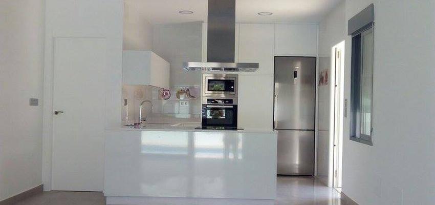 Cocina Estilo moderno Color blanco, gris  diseñado por Francisco Joaquín Jiménez González | Arquitecto | Copyright Construcciones y Reformas Xiompe