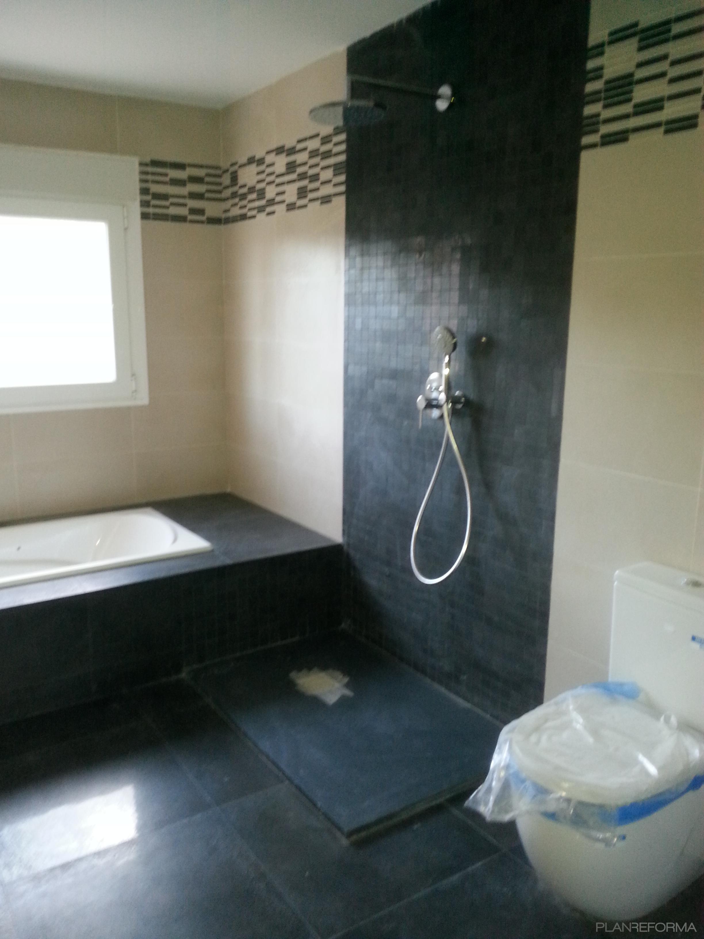 Baño style moderno color beige, blanco, negro  diseñado por jose luis gonzalez luque | Gremio 