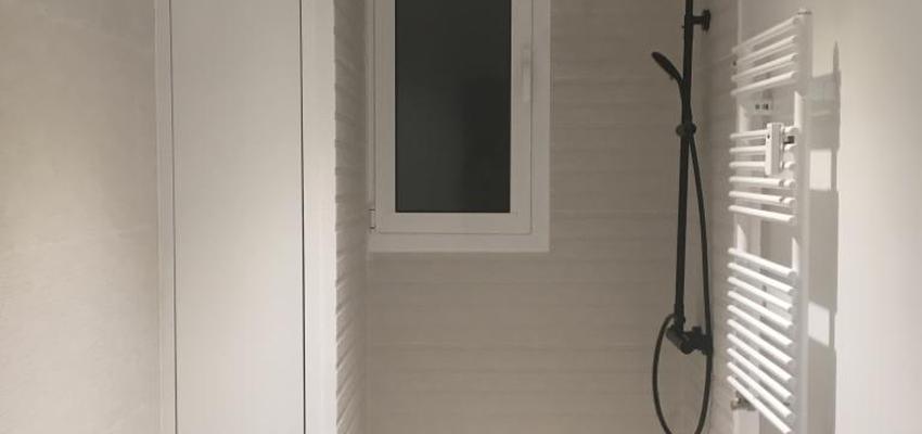 Baño Estilo moderno Color blanco, gris, negro  diseñado por reformas JESÚS MÉNDEZ | Gremio | Copyright Propietario