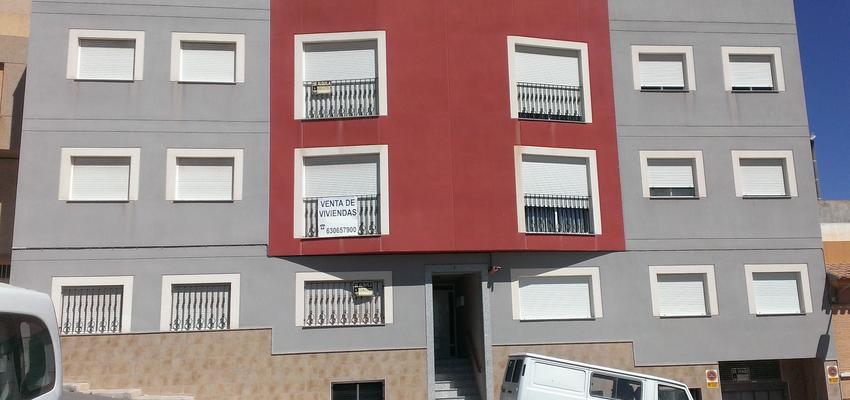 Exterior Estilo tradicional Color rojo, beige, blanco, gris  diseñado por Reformas y Construcciones Juan Flores | Arquitecto | Copyright Propietario Const. y Prom Juan Flores Galindo, SL