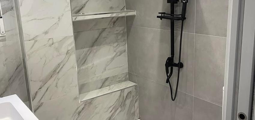Baño Estilo clasico Color blanco, gris, gris oscuro  diseñado por Mirza dogonadze | Reformista, constructor | Copyright Propias