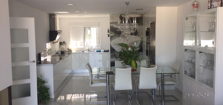 Cocina Estilo moderno Color azul cielo, azul, azul oscuro  diseñado por Obrasa Diseño de interiorismo | Gremio | Copyright SI