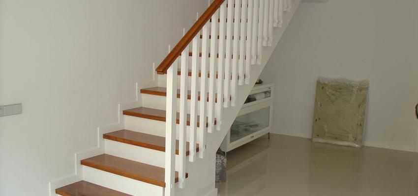 Vestibulo, Escalera Estilo moderno Color marron  diseñado por demadera | Gremio | Copyright Escalera peldaños y barrotes de madera.