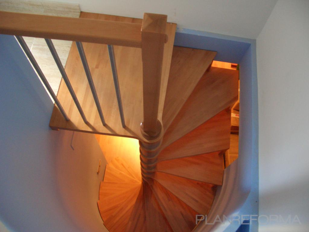 Pasillo, Escalera Estilo moderno Color amarillo  diseñado por demadera | Gremio | Copyright Escalera de caracol con peldaños de madera y baranda barrores inox.