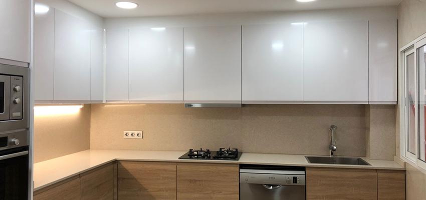 Cocina Estilo contemporaneo Color beige, beige, blanco  diseñado por miigloo | Interiorista 
