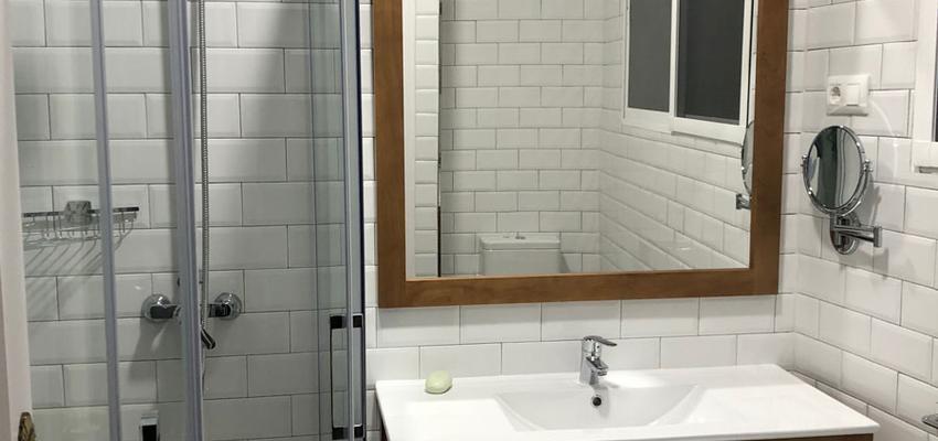 Baño Estilo vintage Color azul oscuro, blanco  diseñado por miigloo | Interiorista 