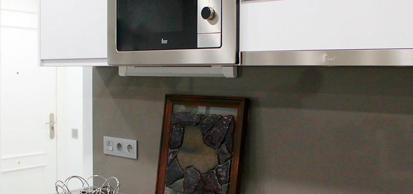 Recibidor, Cocina Estilo contemporaneo Color blanco, gris, gris  diseñado por miigloo | Interiorista | Copyright miigloo