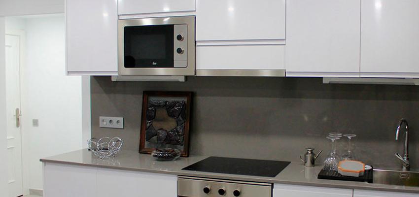 Cocina Estilo contemporaneo Color blanco, gris, gris  diseñado por miigloo | Interiorista | Copyright miigloo