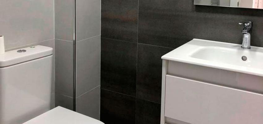 Baño Estilo contemporaneo Color blanco, gris, gris  diseñado por miigloo | Interiorista | Copyright miigloo