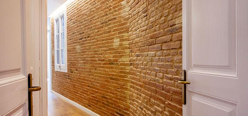 Pasillo Estilo mediterraneo Color marron, ocre, blanco  diseñado por Zites Obres i Serveis S. L.U. | Gremio | Copyright Zites Obres i Serveis