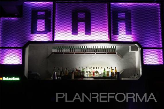 Bar style moderno color violeta, blanco, gris, negro  diseñado por AM arquitectura+diseño | Arquitecto | Copyright Old Fashion Café