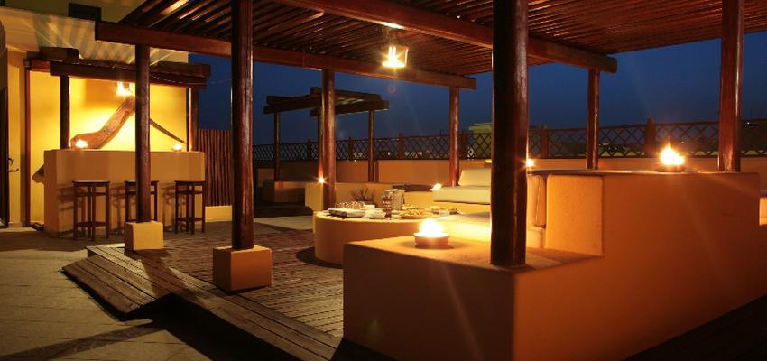 Terraza, Hotel style contemporaneo color marron, marron, blanco  diseñado por AM arquitectura+diseño | Arquitecto | Copyright El mosaico del sol