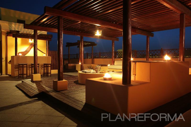 Terraza, Hotel style contemporaneo color marron, marron, blanco  diseñado por AM arquitectura+diseño | Arquitecto | Copyright El mosaico del sol