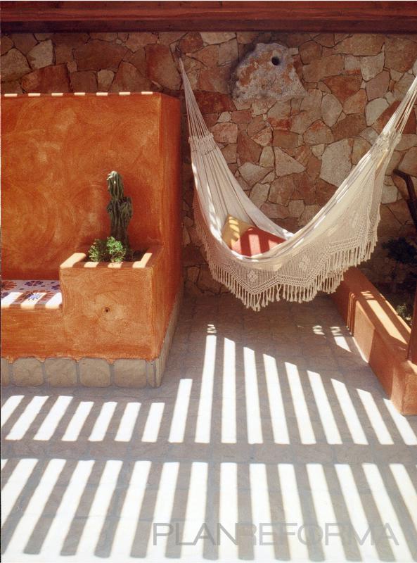 Jardin, Hotel style contemporaneo color marron, marron, blanco  diseñado por AM arquitectura+diseño | Arquitecto | Copyright El mosaico del sol