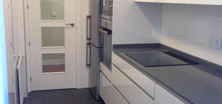 Cocina Estilo contemporaneo Color negro  diseñado por Reformas Dumitru | Gremio | Copyright Proprietario de esta foto