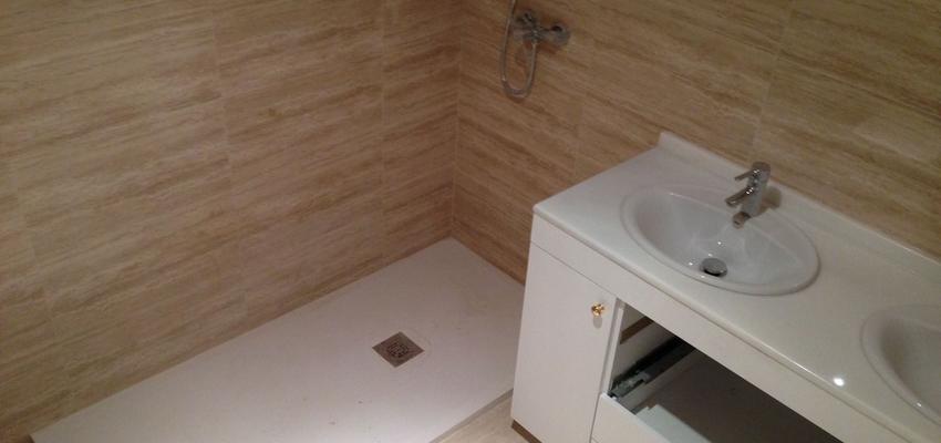 Baño Estilo contemporaneo Color azul cielo  diseñado por Reformas Dumitru | Gremio | Copyright Proprietario de esta foto