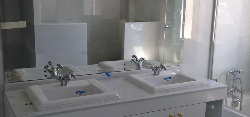 Baño Estilo clasico Color blanco  diseñado por Reformas Dumitru | Gremio | Copyright Proprietario de esta foto