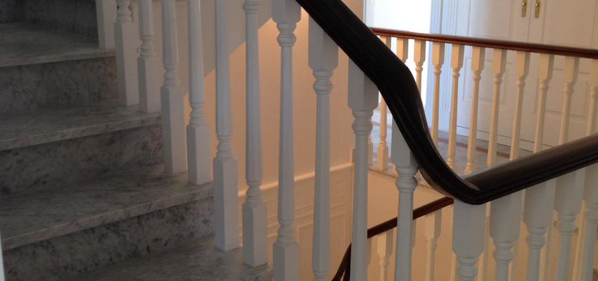 Escalera Estilo clasico Color blanco  diseñado por Reformas Dumitru | Gremio | Copyright Proprietario de esta foto