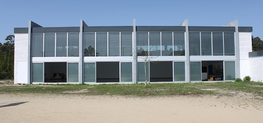 Exterior style moderno color blanco, gris  diseñado por Barallobre y Garrido Arquitectos | Arquitecto 