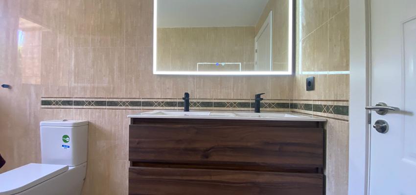 Baño Estilo clasico Color marron oscuro  diseñado por Reformas y servicios Silva | Reformista, constructor | Copyright Propio